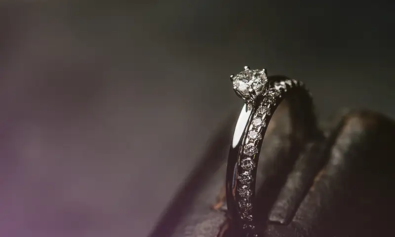 Verkauf von hochwertigen Schmuckstücken und Uhren namhafter Marken bei Caesar.