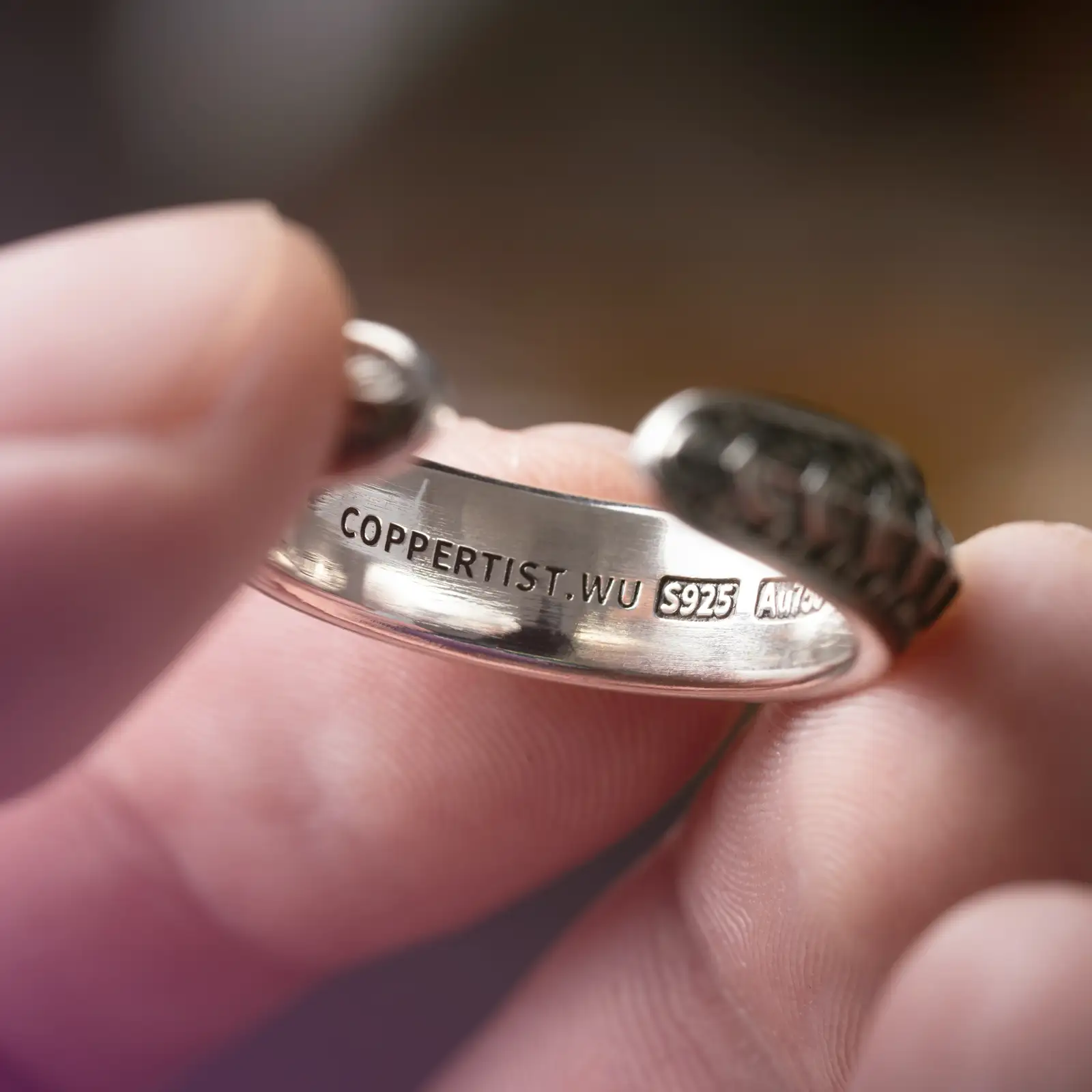 Gravur im Inneren eines Silberrings in Nahaufnahme